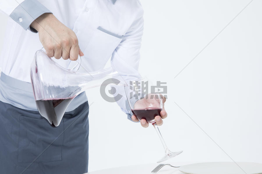 男性服务员倒红酒图片素材免费下载