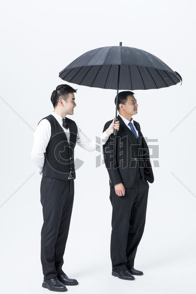 男性服务员服务打伞图片素材免费下载