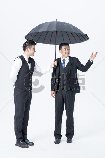 男性服务员服务打伞图片素材免费下载