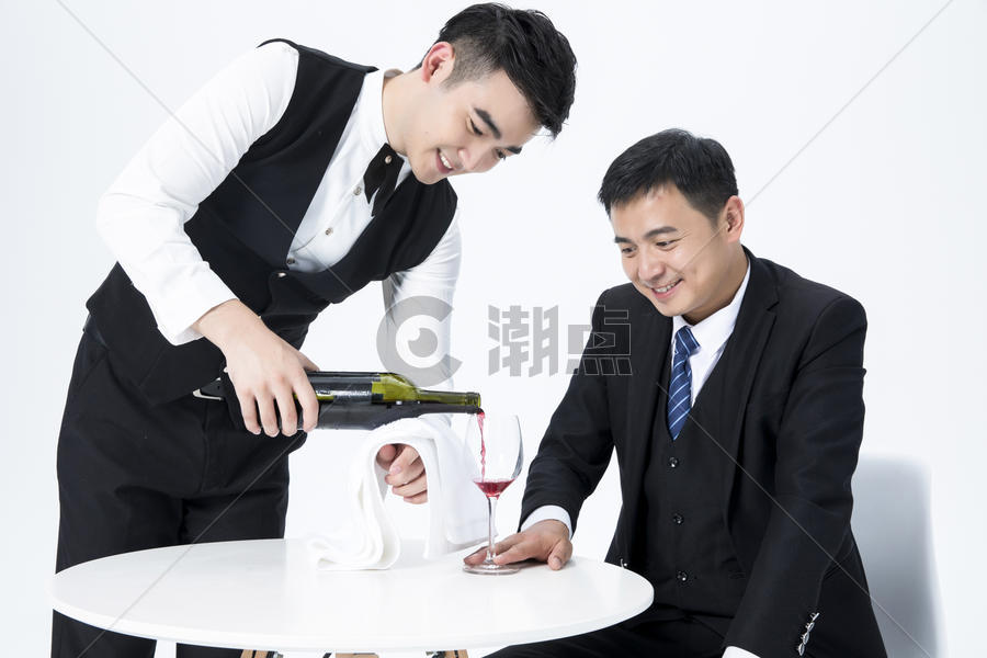 男性服务员服务倒酒图片素材免费下载