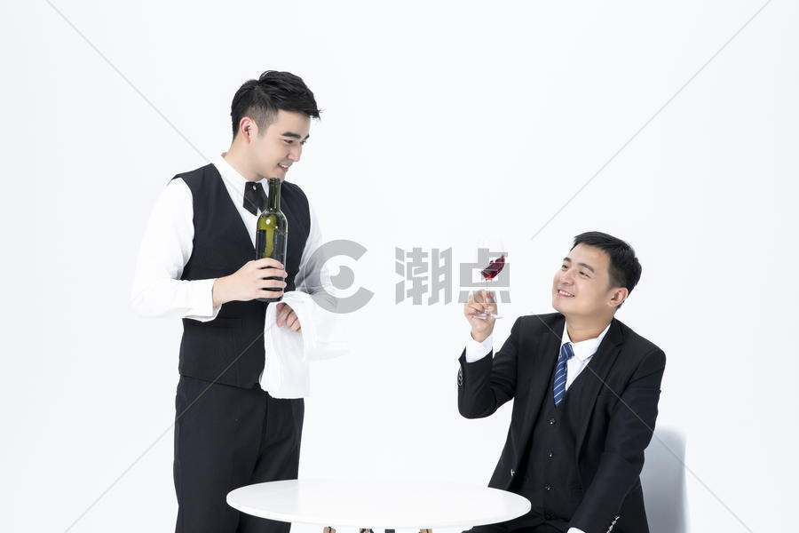 男性服务员服务倒酒图片素材免费下载
