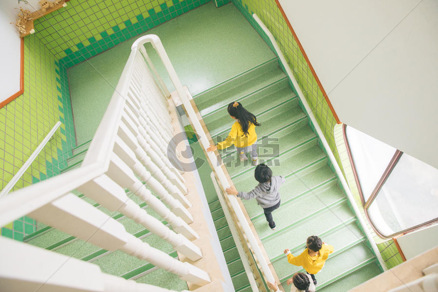 幼儿园儿童排队上楼梯图片素材免费下载