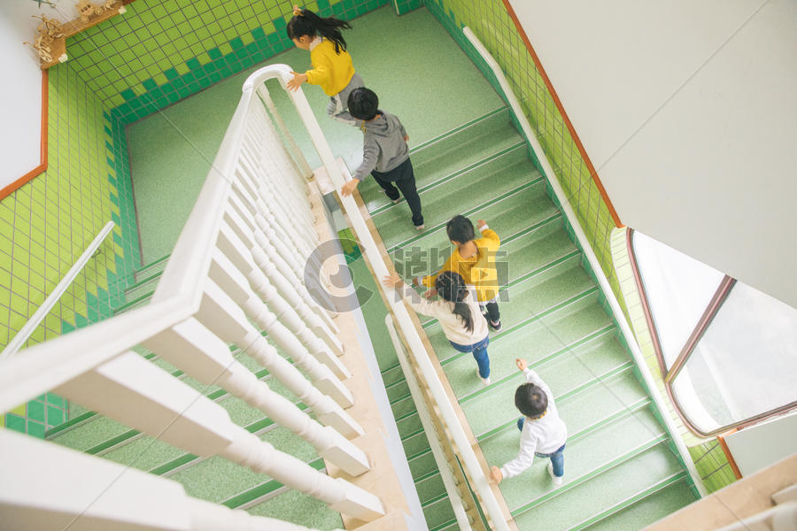 幼儿园儿童排队上楼梯图片素材免费下载