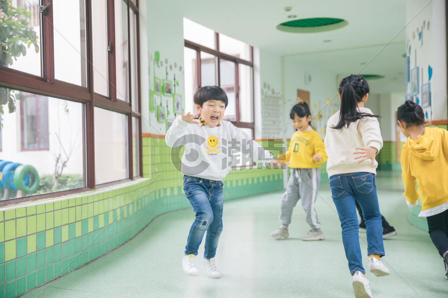 幼儿园小朋友奔跑玩耍图片素材免费下载