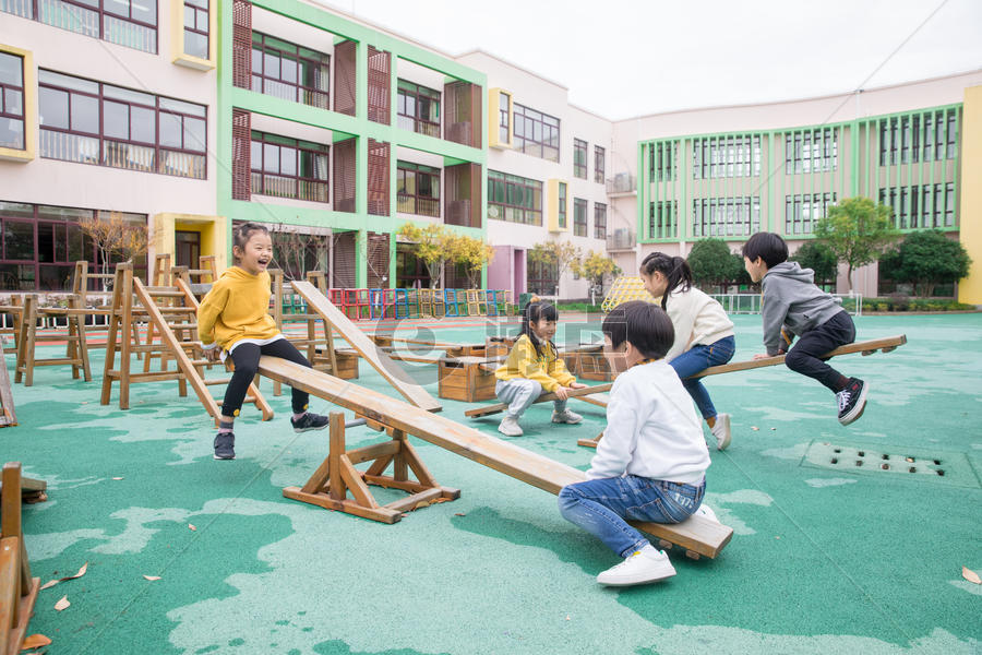 幼儿园儿童玩跷跷板图片素材免费下载