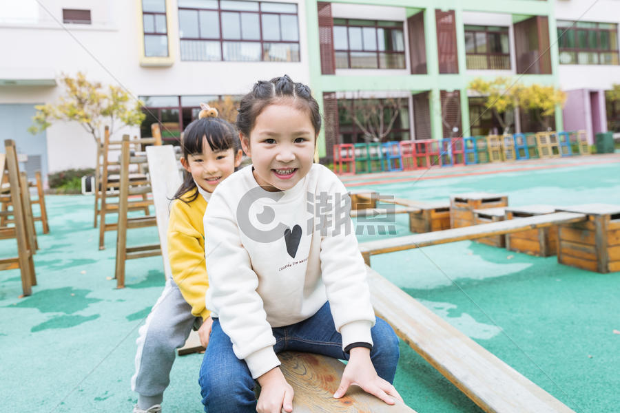 幼儿园户外儿童玩翘翘板图片素材免费下载