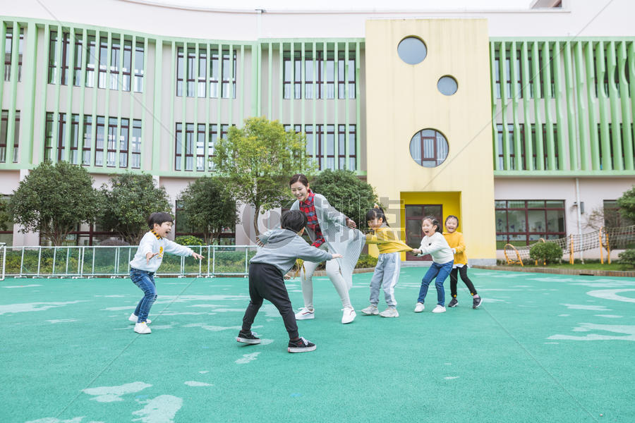 幼儿园老师和孩子玩游戏图片素材免费下载