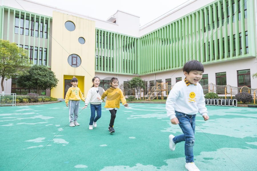幼儿园户外儿童奔跑图片素材免费下载