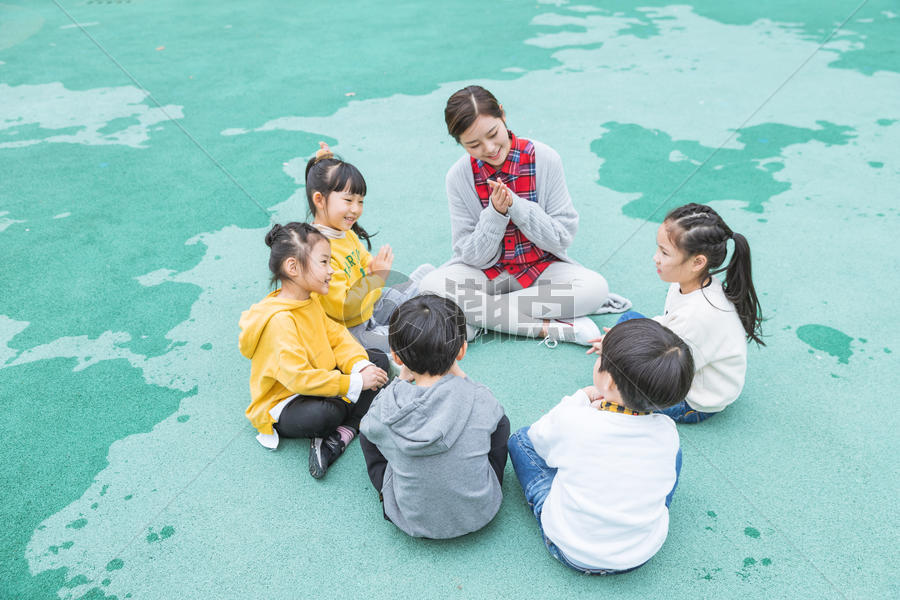 幼儿园户外幼师陪伴儿童图片素材免费下载