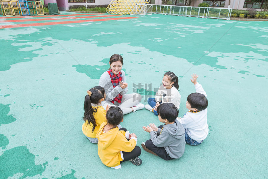 幼儿园户外幼师陪伴儿童图片素材免费下载