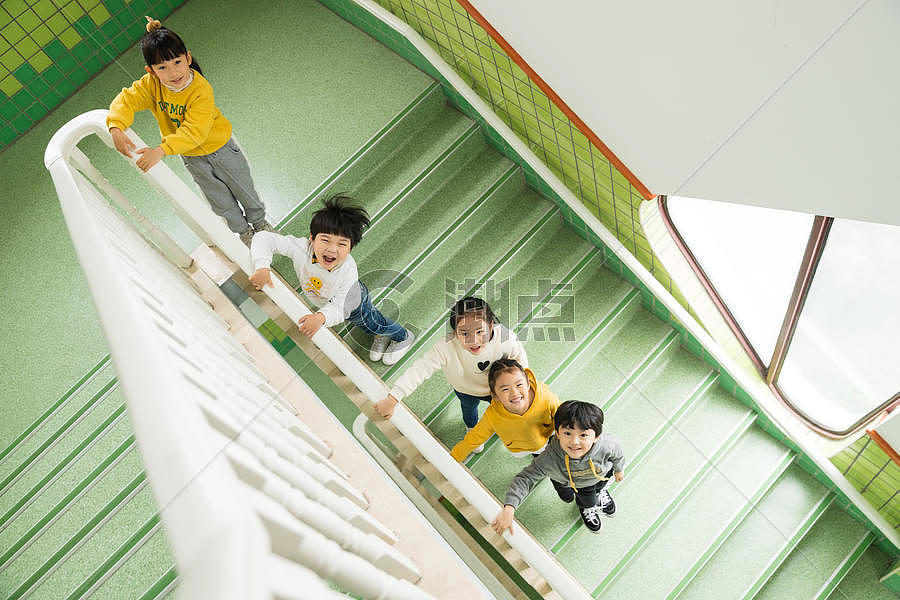 幼儿园儿童上楼梯图片素材免费下载