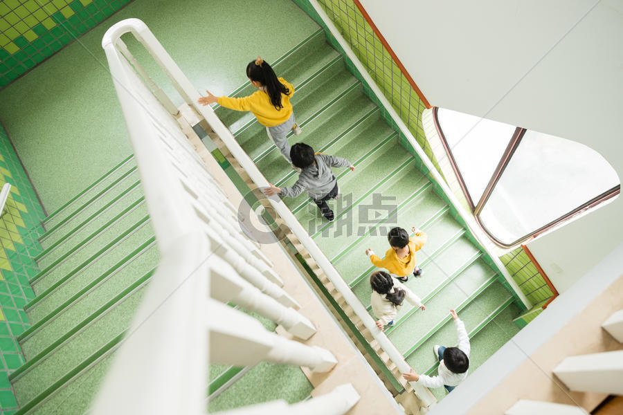 幼儿园儿童楼梯奔跑图片素材免费下载