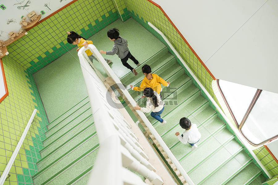 幼儿园儿童楼梯奔跑图片素材免费下载