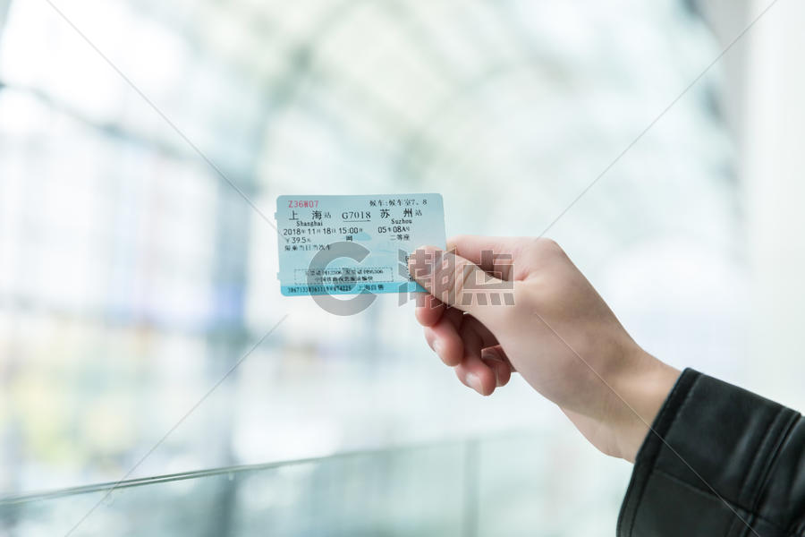 男性手拿高铁车票图片素材免费下载