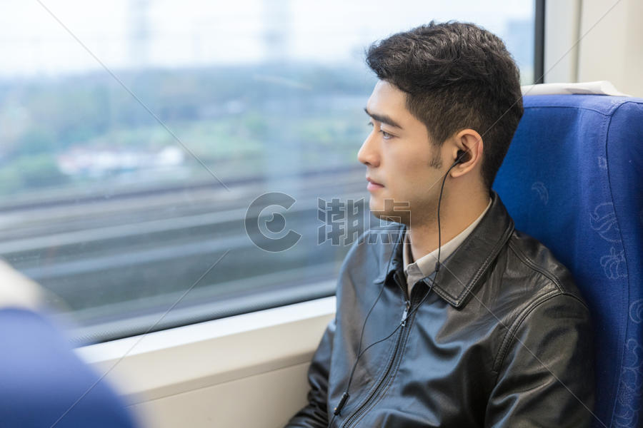 男性在车厢内听音乐图片素材免费下载