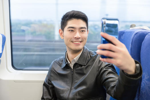 男性在高铁上视频聊天图片素材免费下载