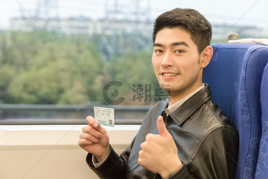男性在车厢内手持车票图片素材免费下载