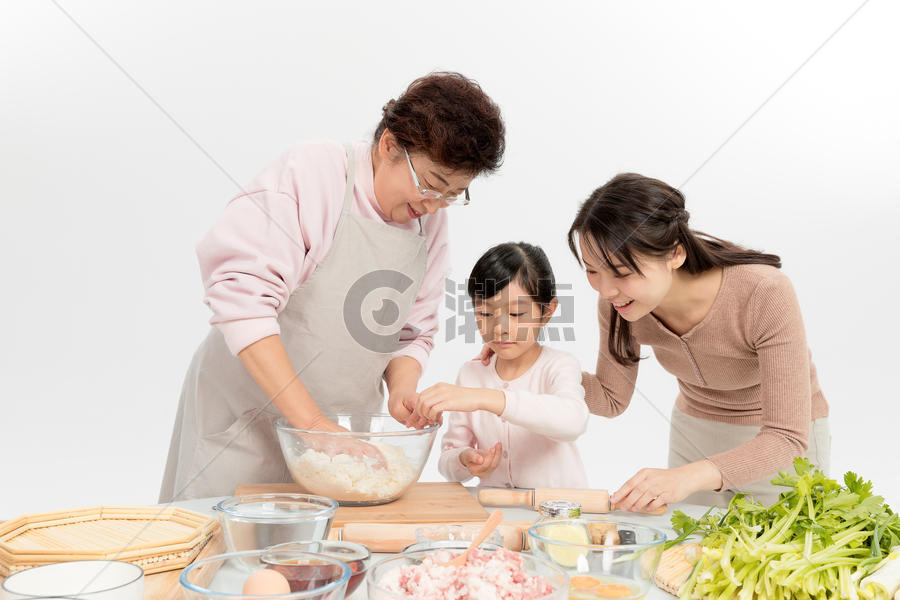 一家人和面包饺子图片素材免费下载