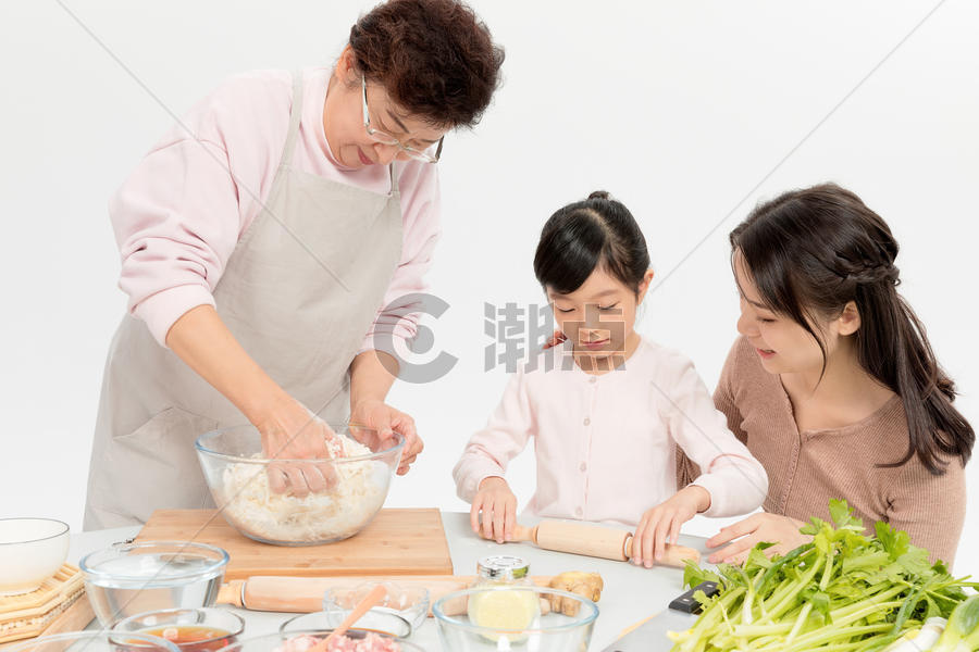 一家人和面包饺子图片素材免费下载