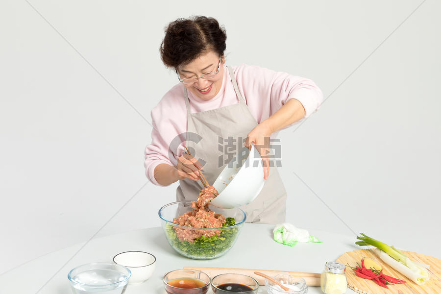 奶奶拌饺子馅图片素材免费下载