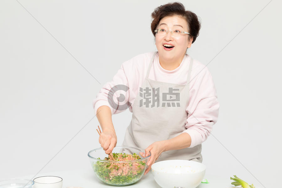 奶奶拌饺子馅图片素材免费下载
