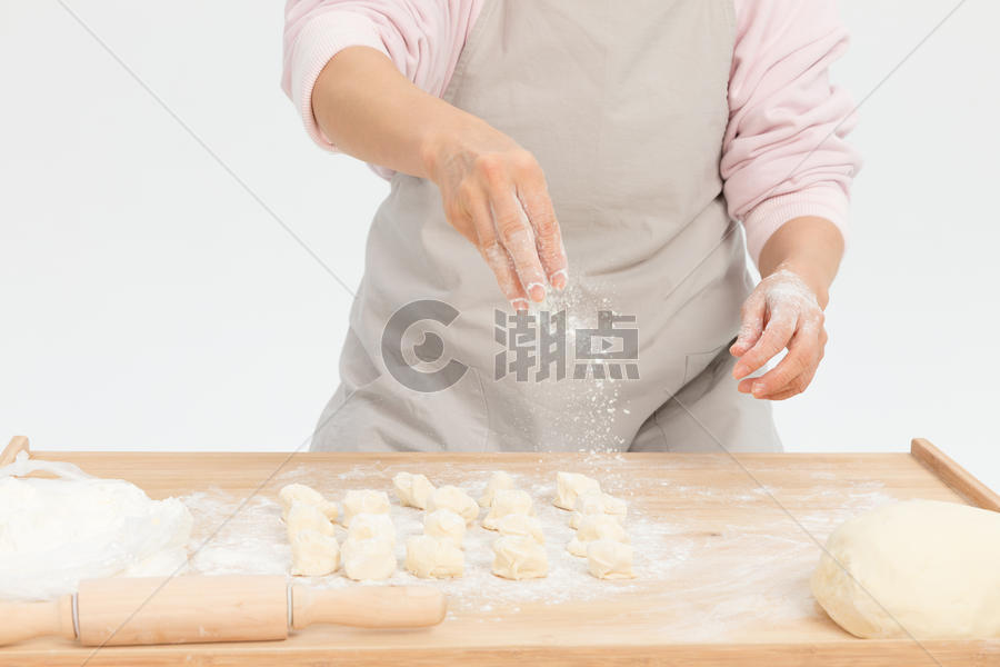 揪剂子捏面团包饺子图片素材免费下载