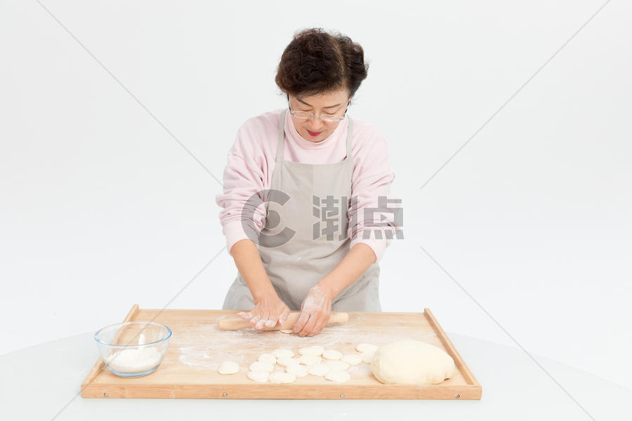 擀面皮包饺子图片素材免费下载