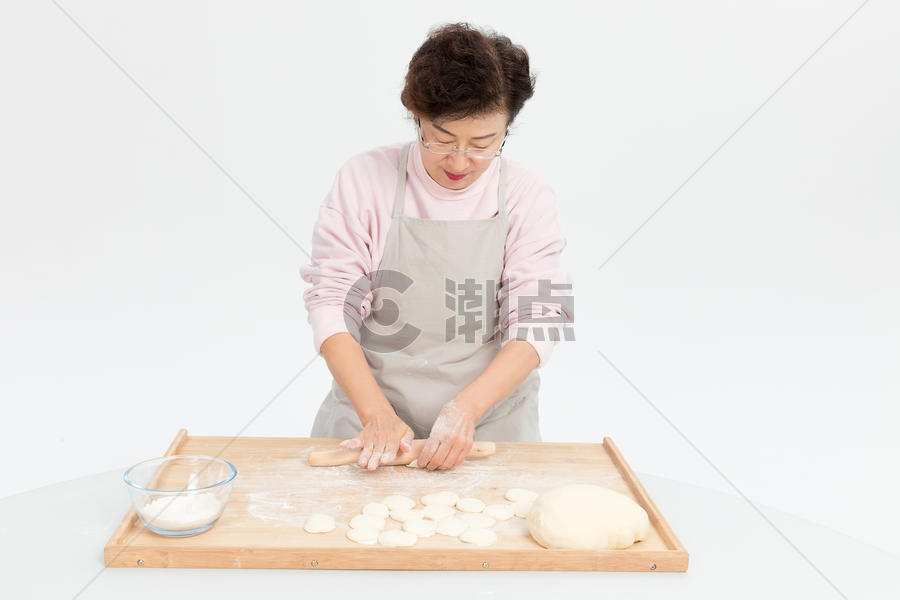 擀面皮包饺子图片素材免费下载