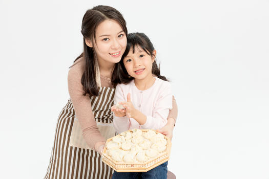 母女二人包饺子图片素材免费下载