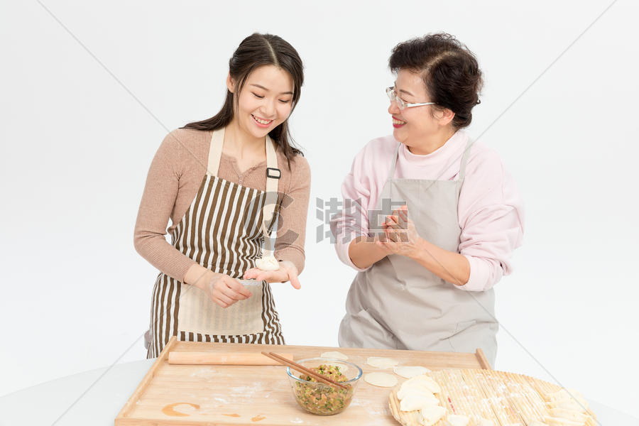 母女过节包饺子图片素材免费下载