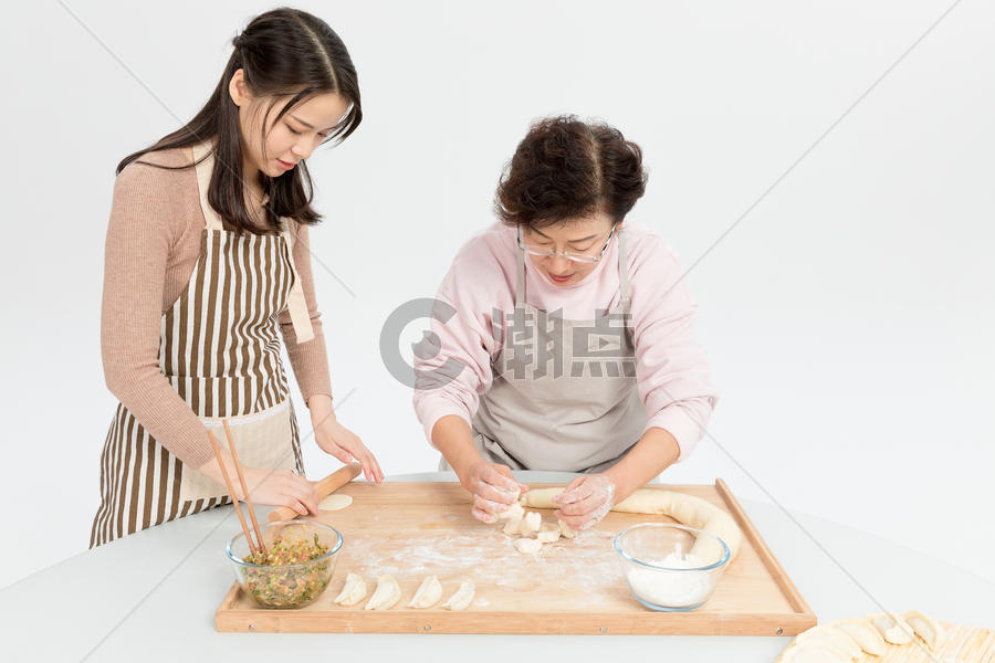 母女过节包饺子图片素材免费下载