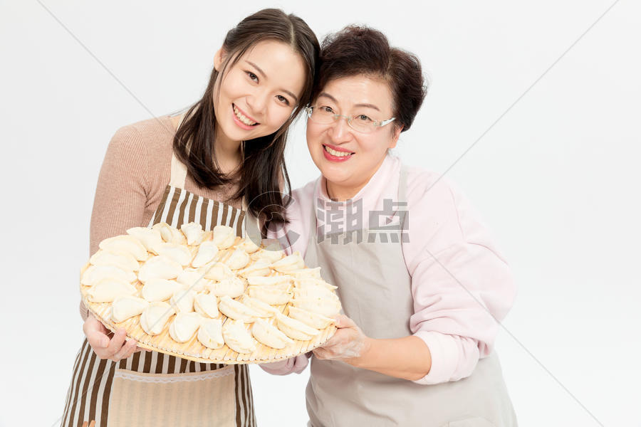 母女二人包饺子图片素材免费下载