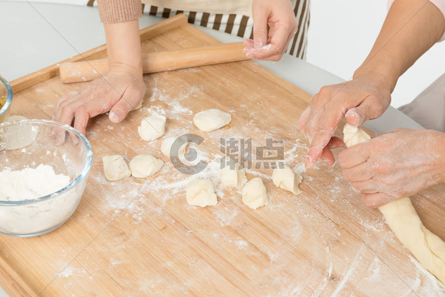 揪剂子擀皮包饺子图片素材免费下载