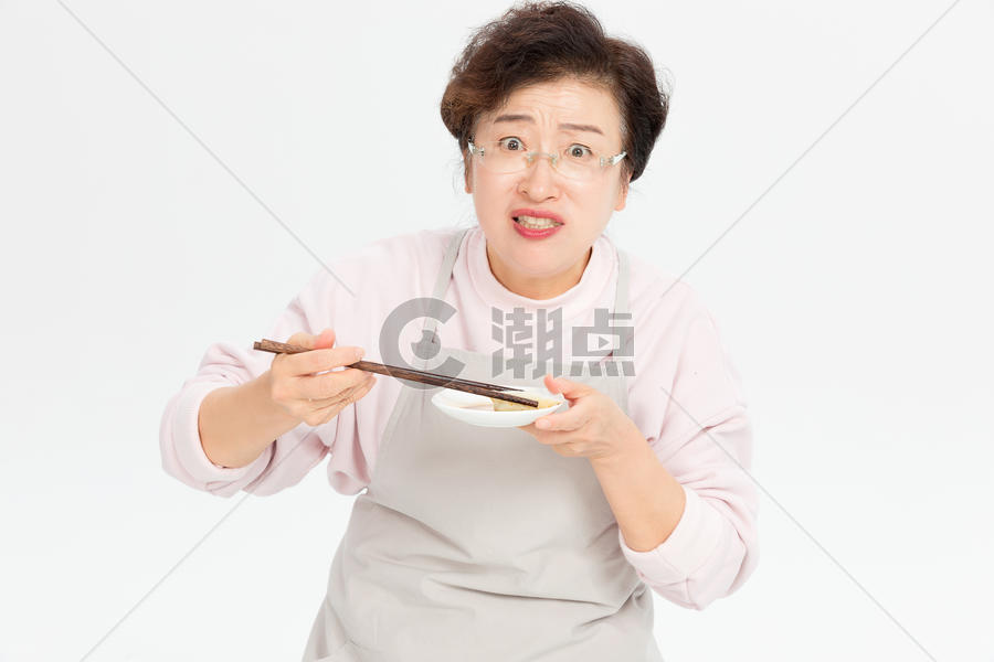 吃饺子的老人图片素材免费下载