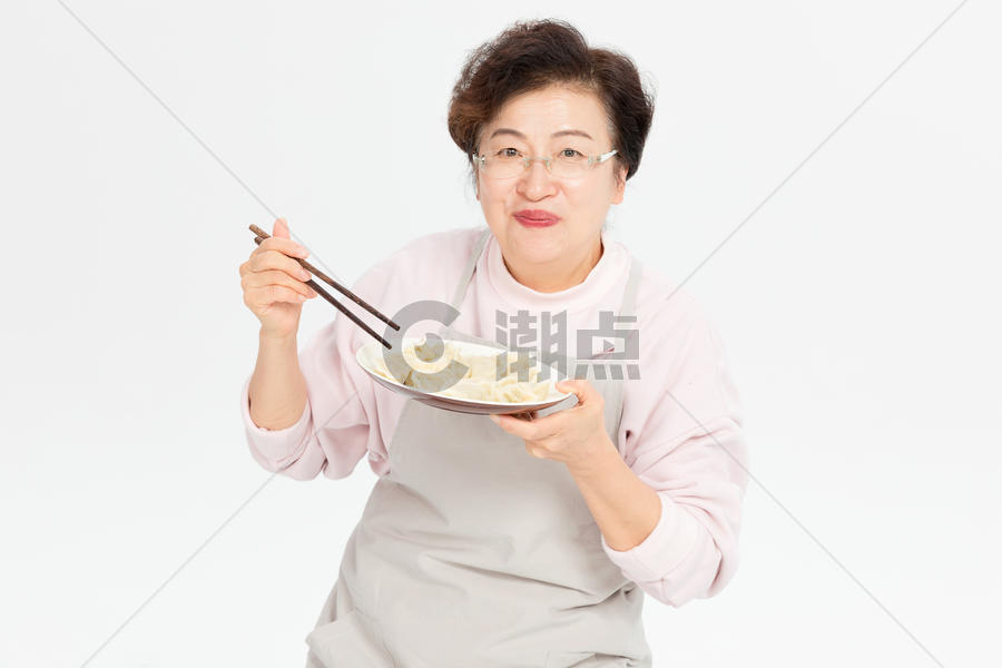 吃饺子的老人图片素材免费下载