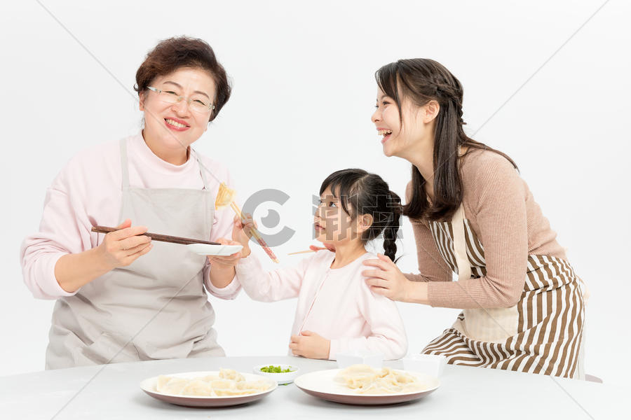 一家人吃饺子图片素材免费下载