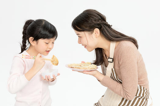 女儿喂妈妈吃饺子图片素材免费下载