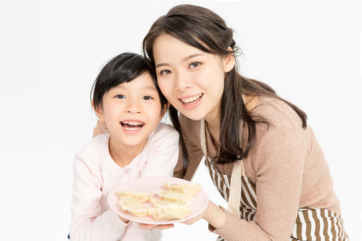 冬至母女端着饺子图片素材免费下载