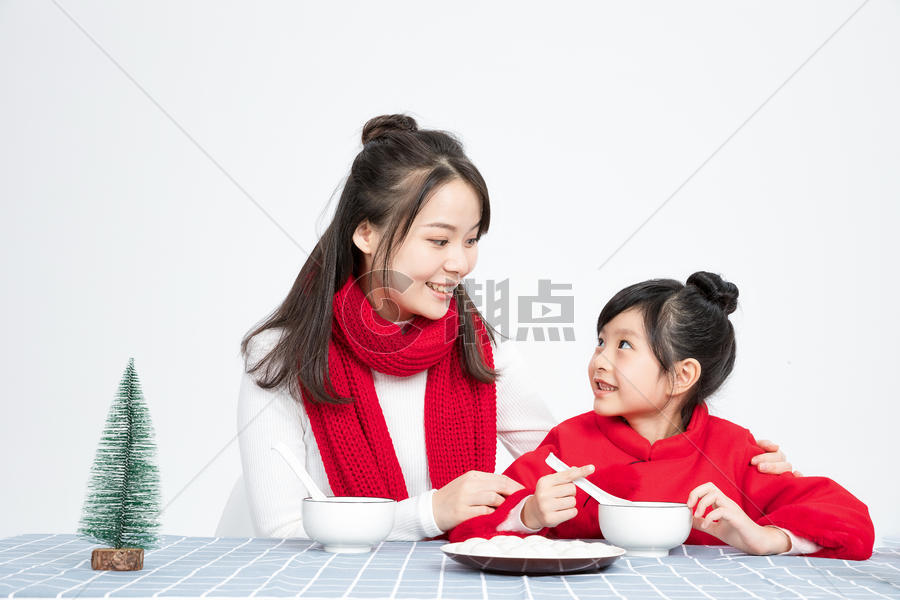 母女二人吃汤圆图片素材免费下载