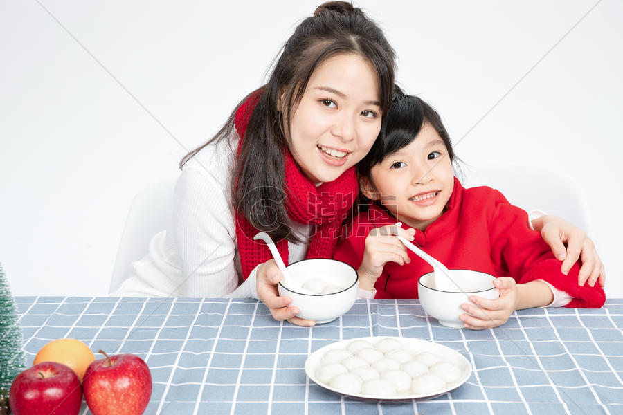 母女二人吃汤圆图片素材免费下载