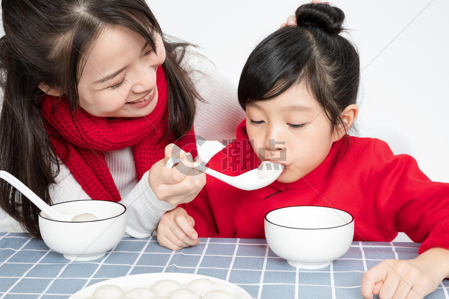 母女二人吃汤圆图片素材免费下载