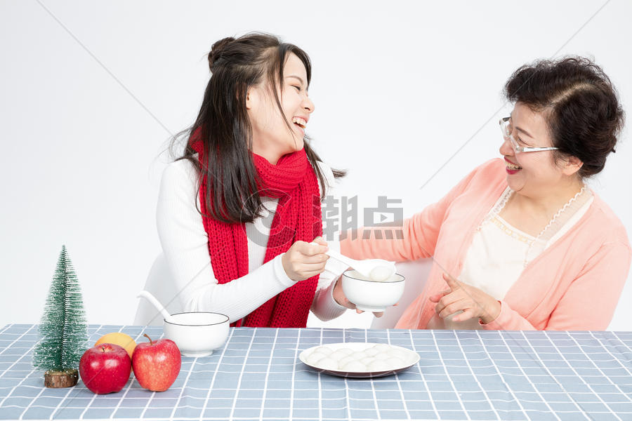 幸福母女吃汤圆图片素材免费下载
