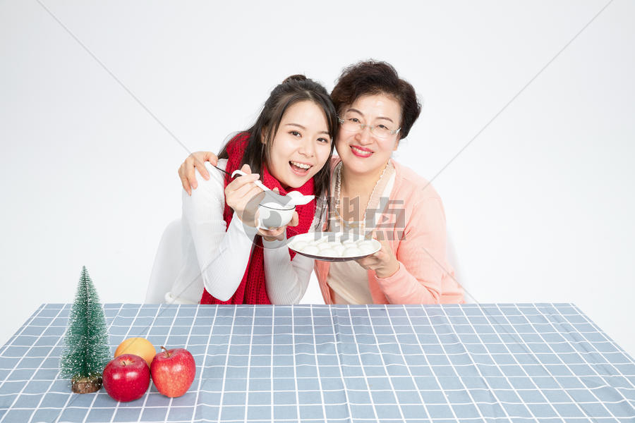 幸福母女吃汤圆图片素材免费下载