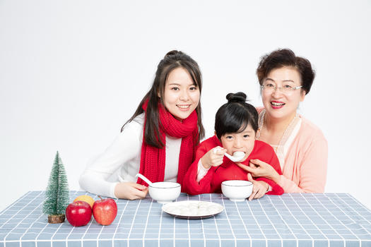 温馨家庭吃汤圆图片素材免费下载