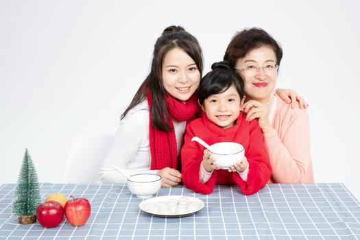 温馨家庭吃汤圆图片素材免费下载