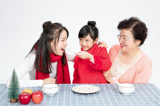 冬至家庭吃汤圆图片素材免费下载