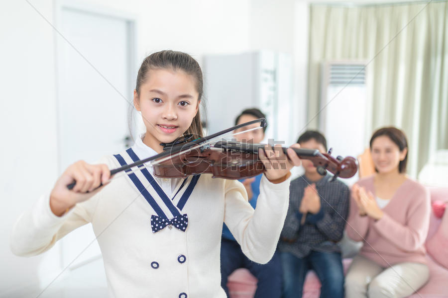 拉小提琴的女孩图片素材免费下载