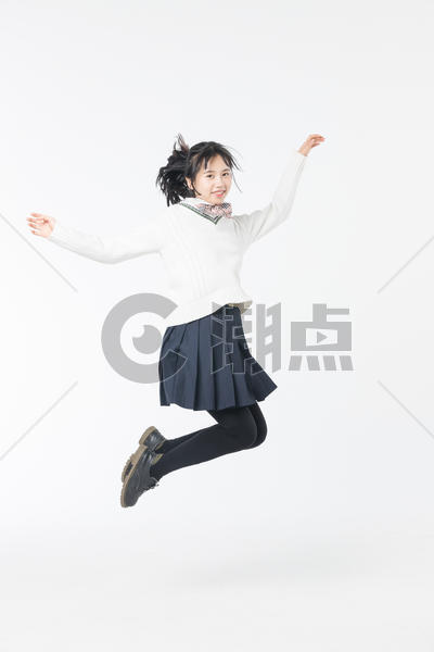 青春期少女跳跃图片素材免费下载