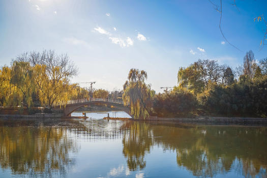 北京紫竹院公园深秋河边景色图片素材免费下载
