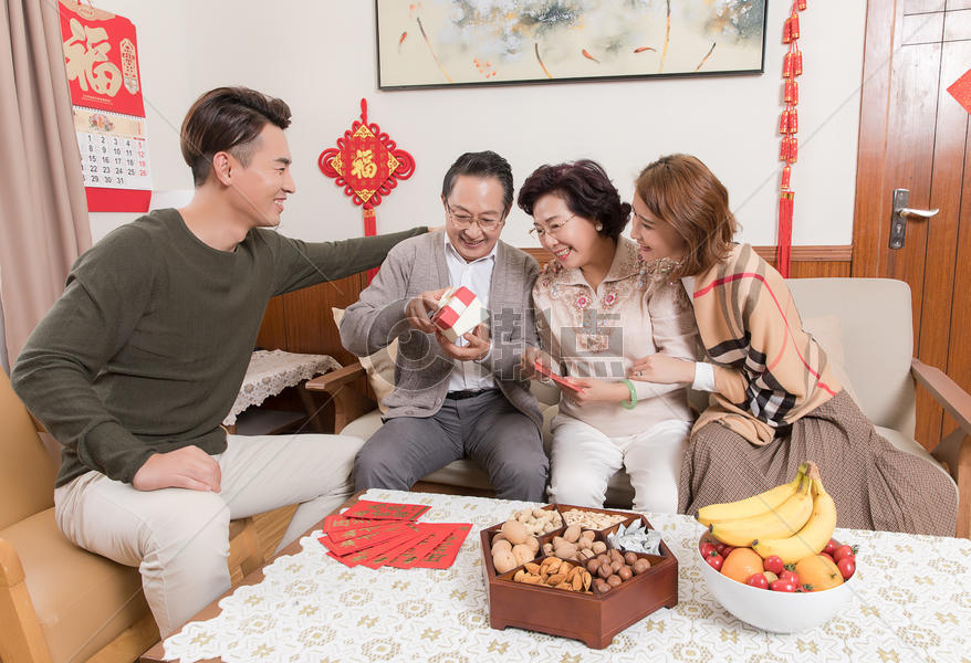 春节一家人团圆孩子送父母礼物图片素材免费下载
